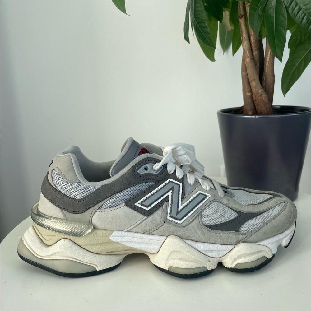 Women Size 7 New Balance 9060
Rain Cloud Grey Shoes